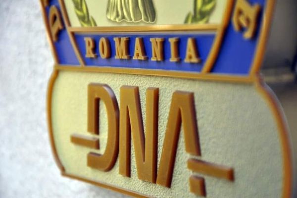 Doi băieți deștepți, reținuți în dosarul DNA al șpăgilor din energie. Alți doi puși sub control judiciar
