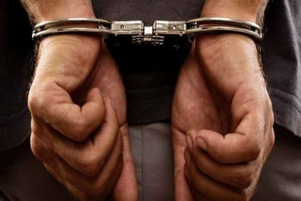 Doi indivizi au promis unui bărbat că-l scapă de închisoare în schimbul a 50.000 de euro. Cei doi au ajuns în arest