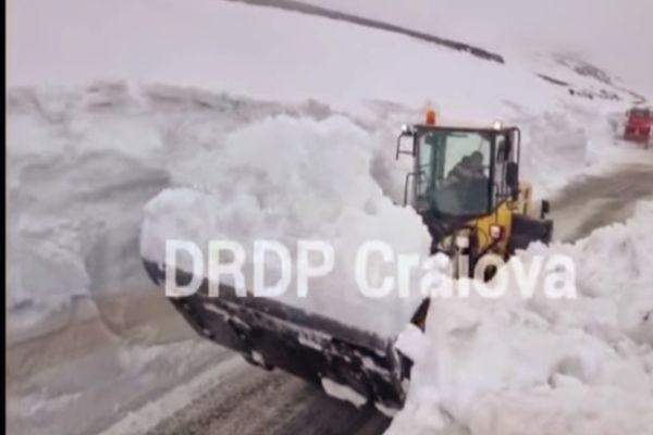 Nămeți pe Transalpina. Se depun eforturi ca circulația să se reia în timp cât mai scurt