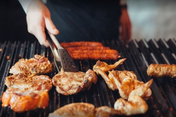 Greșeala pe care o fac TOȚI românii la grătarul de 1 Mai - când se pune, de fapt, carnea la fript