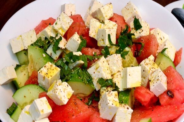 Roşii cu brânză - de ce este cea mai PERICULOASĂ combinație pentru sănătate. Semnal de alarmă al medicilor