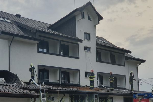 Bucătăria unui hotel din Păltinoasa a luat foc