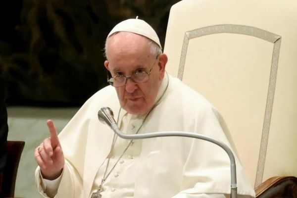 ROMÂNIA DECLARĂ ZI DE DOLIU NAȚIONAL PENTRU PAPA FRANCISC. CE MĂSURI INTRĂ ÎN VIGOARE SÂMBĂTĂ