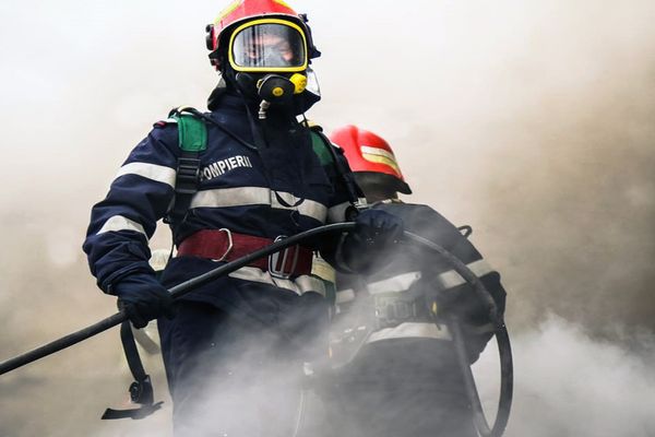 CAZ CIUDAT. Pompier în stare gravă după ce a inhalat o substanță necunoscută. Alți doi colegi aveau halucinații și delirau