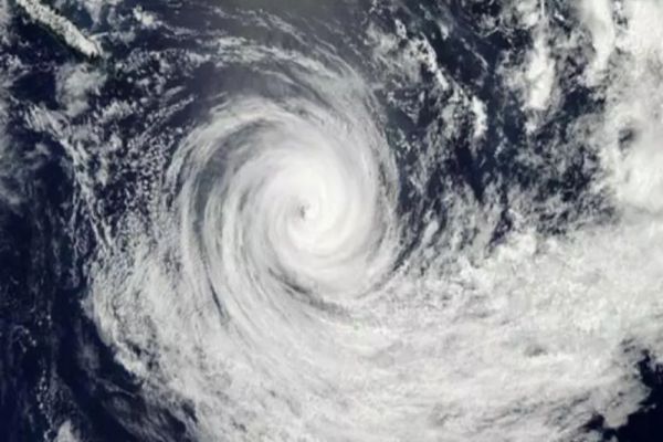 Un ciclon mediteranean lovește România - Meteorologii avertizează: cât vor ține furtunile violente