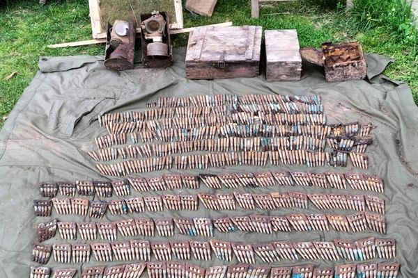 Arsenal de muniție, descoperit sub podeaua unei clopotnițe vechi din Suceava