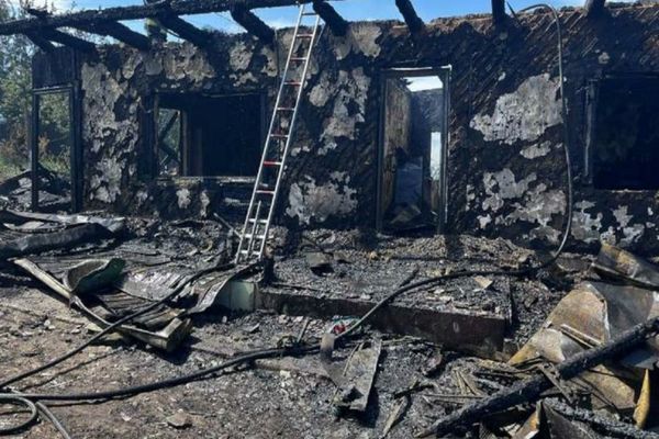 Aproximativ patru tone de brichete din lemn au ars într-o hală din comuna Bîlca