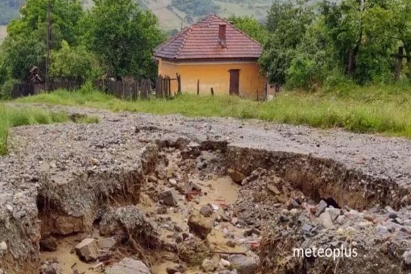 Ploile au făcut prăpăd în țară - Imagini teribile, drumuri inundate, case în pericol să se prăbușească