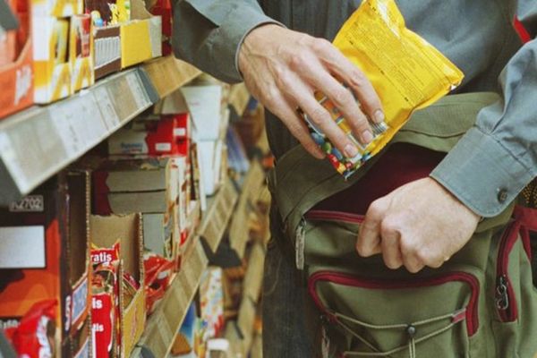 Otrava de la raft - Ce pericole se ascund în alimentele populare: colorant pe bază de țiței nerafinat - mâncarea conține petrol