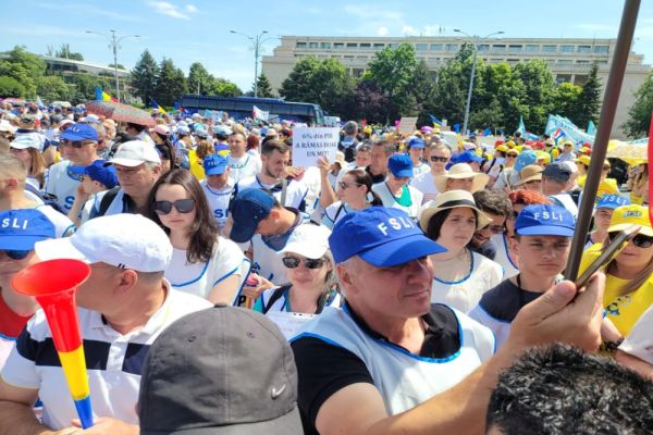 Profesorii din Suceava rămân în grevă. Ei continuă protestele în stradă: „Ne-ați trădat”