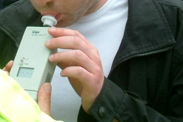 Beat la volan, a dat nas în nas cu polițiștii. Ce alcoolemie avea șoferul