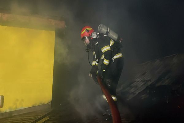 INCENDIU DE PROPORȚII ÎN JUDEȚUL ARGEȘ. UN SERVICE AUTO A FOST MISTUIT DE FLĂCĂRI