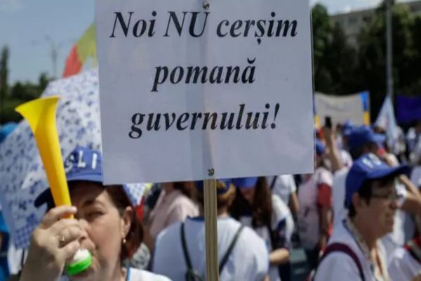 Protest masiv la Guvern: Peste 5.000 de oameni, în Piața Victoriei, la mitingul național din Sănătate - Se amenință cu greva generală