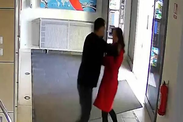 Înregistrarea video cu momentul în care jurnalistul sportiv Marian Olaianos o agresează fizic, în incinta TVR, pe colega sa Nadine Vlădescu 