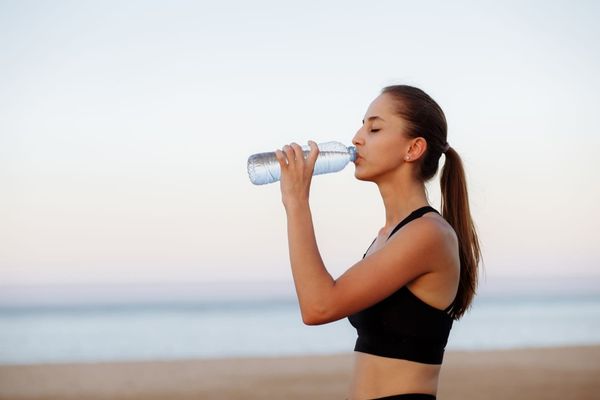 Apă rece sau la temperatura camerei? Ce este bine să bei pe caniculă
