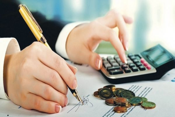 O nouă lovitură pentru români: taxele pentru mașină și casă se majorează din nou