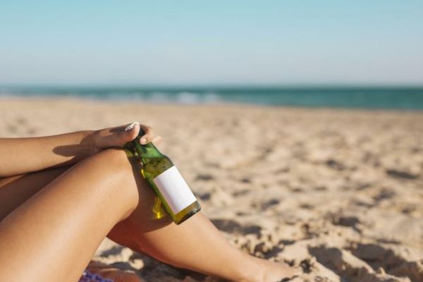 Bronzatul cu bere, noua modă pe TikTok. De ce este periculos acest trend