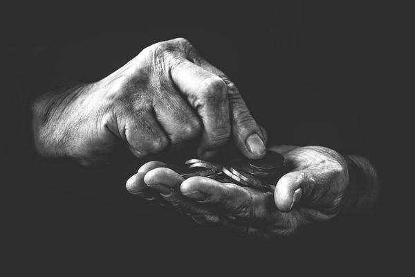 Noi ajutoare pentru pensionari, în condițiile în care guvernanții nu spun când se măresc PENSIILE