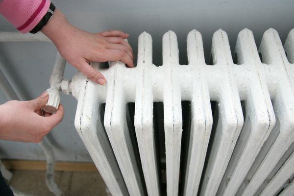 FĂRĂ CĂLDURĂ ÎN BUCUREȘTI, OAMENII DAU BANI GREI PE SURSE ELECTRICE