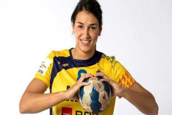 CRISTINA NEAGU A FOST DECORATĂ LA COTROCENI DE ILIE BOLOJAN PENTRU ÎNTREAGA CARIERĂ