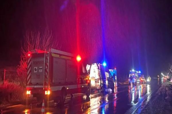 Două victime, după ce un autocar cu pasageri s-a răsturnat, în județul Suceava