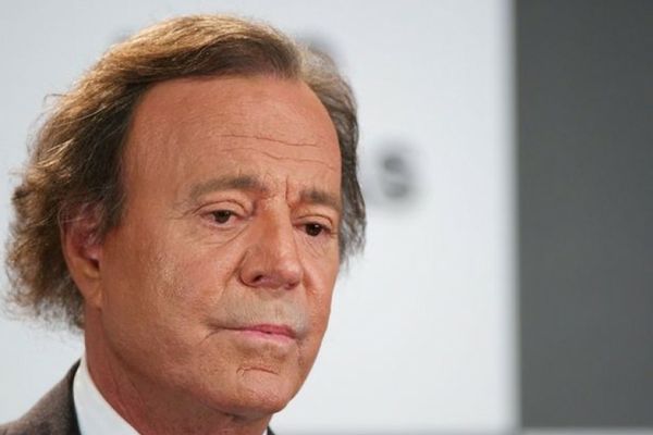 Julio Iglesias contestă acuzațiile de agresiune sexuală și cere clasarea plângerii în justiția spaniolă