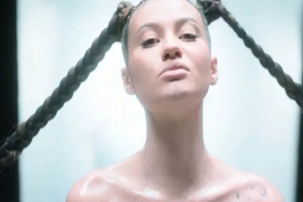 Cine e Erika Isac, artista care a urcat pe locul 1 în trending pe YouTube cu o piesă manifest pentru sexul feminin