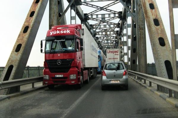 Se circulă pe o singură bandă pe Podul Prieteniei de la Giurgiu, până pe 7 iunie. Timpi de așteptare uriași: care este motivul