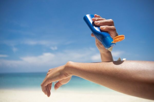 CREME DE PROTECȚIE SOLARĂ, RETRASE DE LA VÂNZARE ÎN ROMÂNIA: CONȚIN SUBSTANȚE PERICULOASE ȘI BACTERII