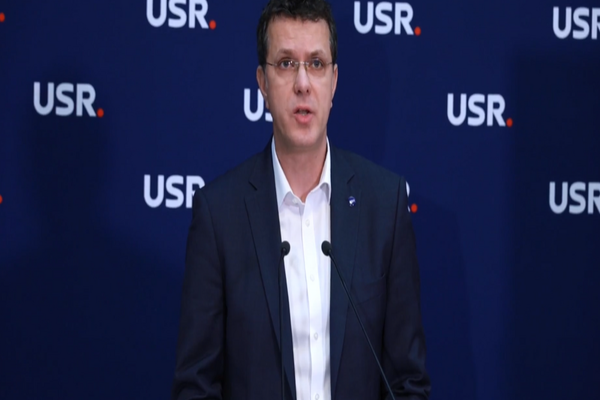 SURSE: Numărătoarea inversă pentru Moșteanu! Biroul Național al USR, reunit de urgență după scandalul studiilor. Nicușor Dan, discuții cu ministrul Apărării