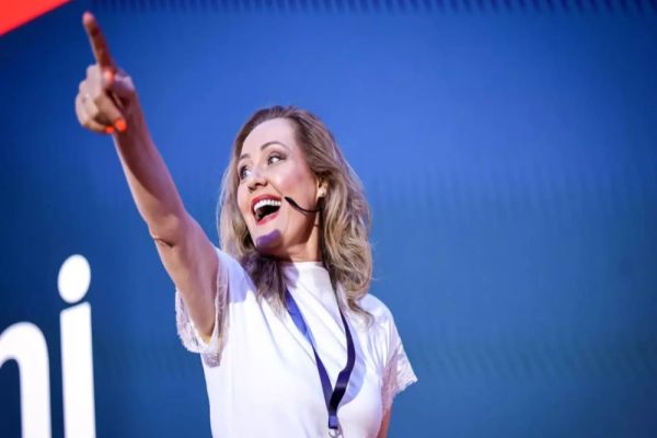 CULISELE STATULUI PARALEL. ȘEFA REZIȘTILOR, ÎN CERCUL SELECT AL BOGAȚILOR DE LA ANL. CUM A AJUNS ELENA LASCONI SĂ PRIMEASCĂ APARTAMENT DE LA STAT