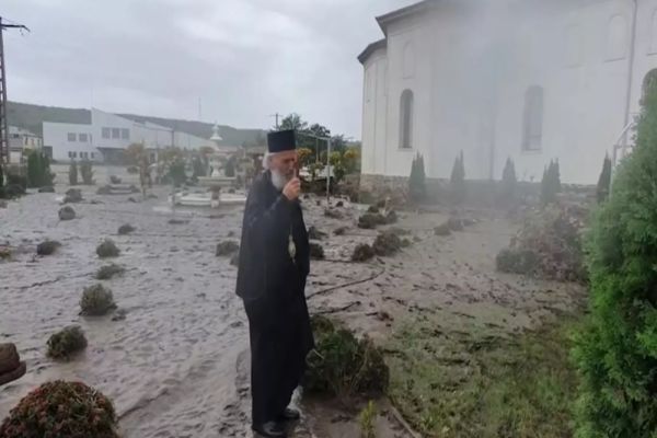 ARHIEPISCOPUL CASIAN CRĂCIUN A CURĂȚAT CU MĂTURA MÂLUL DINTR-O BISERICĂ AFECTATĂ DE INUNDAȚII, LA GALAȚI. IMAGINI EMOȚIONANTE CU PRĂPĂDUL LĂSAT ÎN URMĂ DE APE