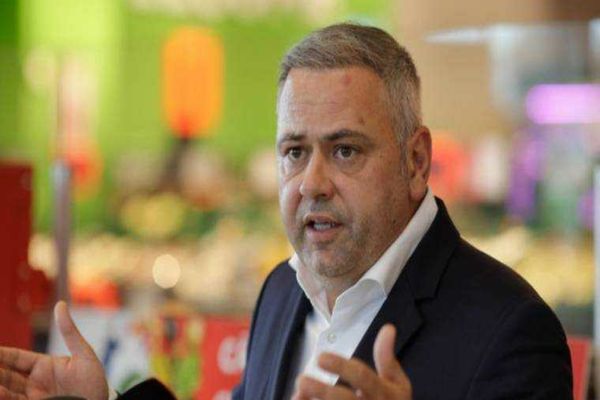 MINISTRUL AGRICULTURII ÎI CEARTĂ PE ROMÂNI CĂ MĂNÂNCĂ AVOCADO ȘI MOZARELLA ÎN LOC DE BRÂNZĂ ȘI ROȘII AUTOHTONE