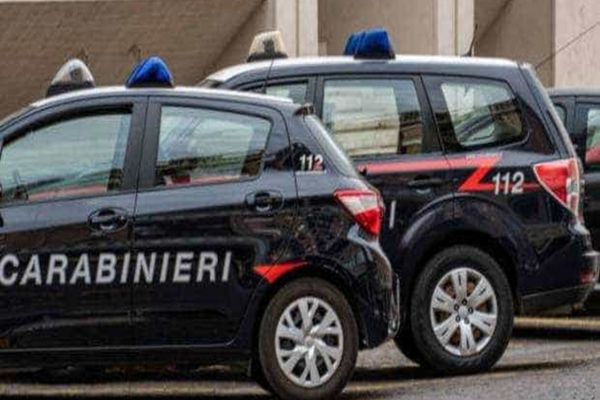 DOI ROMÂNI DIN ITALIA, ACUZAȚI CĂ AU ÎNCERCAT SĂ OMOARE UN ITALIAN PENTRU 40 DE EURO