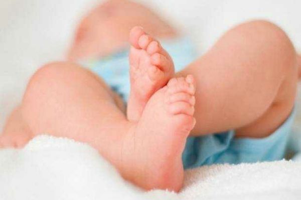 CONCEDIU SIMULTAN PENTRU PĂRINȚI: NOUA LEGE CARE SPRIJINĂ FAMILIILE CU GEMENI ȘI TRIPLEȚI, ADOPTATĂ DE SENAT