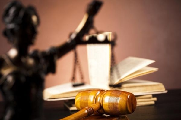 LEGEA PRIVIND PENSIILE MAGISTRAȚILOR, APROBATĂ AUTOMAT DE PARLAMENT, ÎN LIPSA UNEI MOȚIUNI DE CENZURĂ 