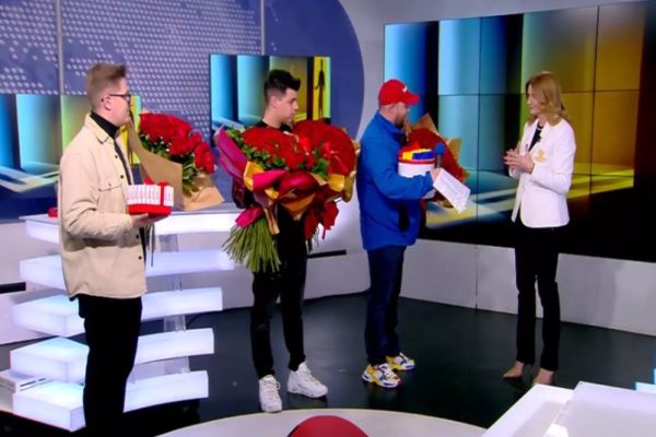 ROMÂNII DIN DIASPORA SUNT ALĂTURI DE ANCA ALEXANDRESCU. JURNALISTA A PRIMIT SUTE DE TRANDAFIRI, DREPT MULȚUMIRE PENTRU CĂ LE SPUNE SEARĂ DE SEARĂ ADEVĂRUL