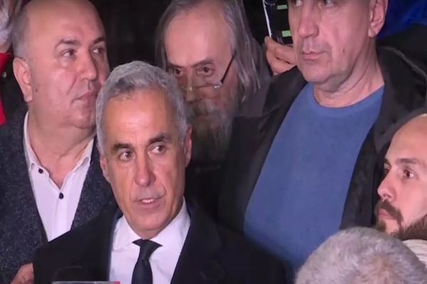 PREȘEDINTELE ALES CĂLIN GEORGESCU JOACĂ O NOUĂ CARTE ÎN INSTANȚĂ