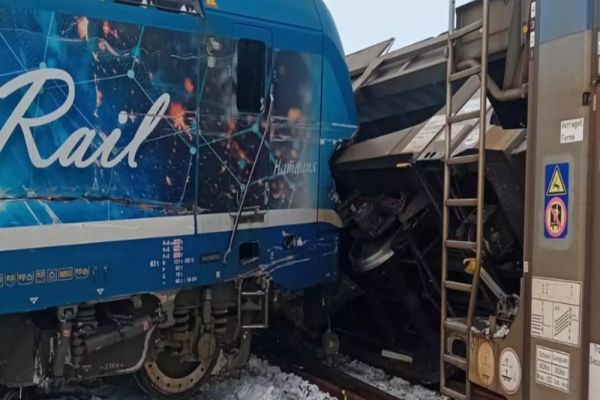 GRAV ACCIDENT FEROVIAR PE REGIONALA CRAIOVA. UN TREN S-A CIOCNIT CU DOUĂ VAGOANE DE MARFĂ DERAIATE. O PERSOANĂ A DECEDAT