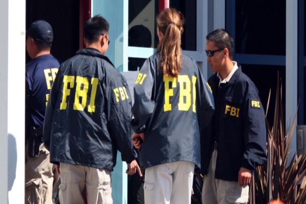 Scandal în FBI: 12 agenți îl dau în judecată pe Kash Patel, acuzându-l că i-a concediat pentru că au îngenuncheat la protestele din 2020