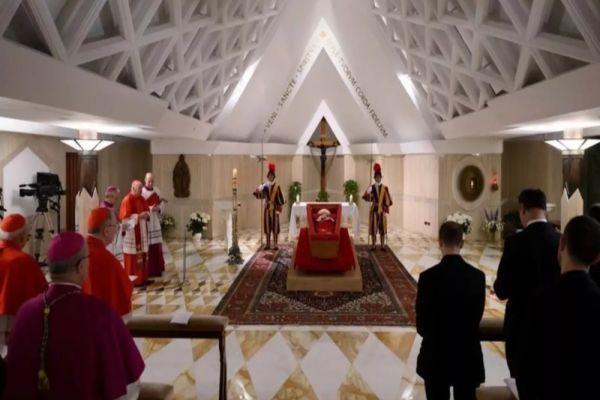 Vaticanul va folosi inteligența artificială pentru a traduce liturghia în 60 de limbi, în timp real