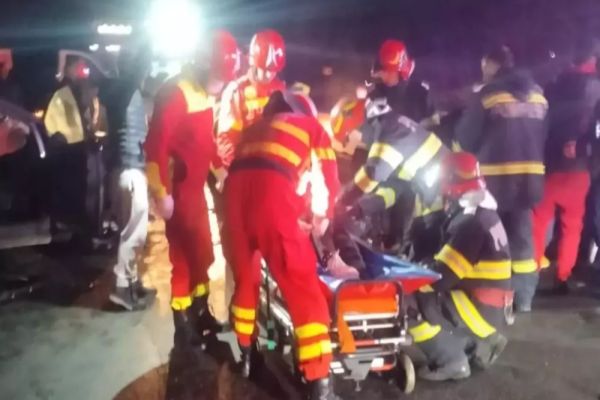 CINCI PERSOANE RĂNITE ÎNTR-UN ACCIDENT GRAV PE DN2, ÎN SUCEAVA. MICROBUZ ȘI CAMION, IMPACT FRONTAL