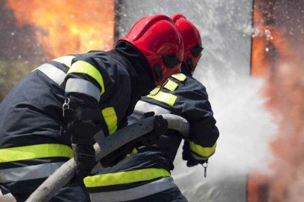 Pensiune din Gura Humorului, mistuită de un incendiu: o femeie a fost găsită carbonizată