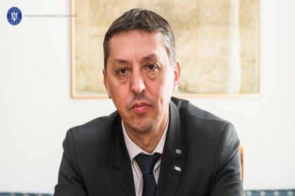 MINISTRUL DANIEL DAVID, CĂTRE DASCĂLI: APRECIEZ ENORM FAPTUL CĂ ÎNCERCAŢI SĂ VĂ FACEŢI DATORIA FAŢĂ DE ELEVI