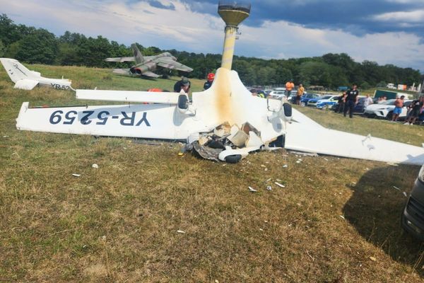 INCIDENT AVIATIC ÎN ROMÂNIA. UN AVION S-A PRĂBUȘIT ÎN APROPIEREA UNUI LOC DE AGREMENT