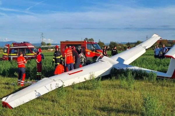 UN PLANOR A CĂZUT PE UN CÂMP DE LÂNGĂ LOCALITATEA CARACAL. PILOTUL A MURIT ÎN URMA IMPACTULUI 