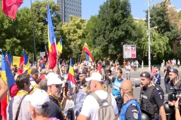MOMENTE TENSIONATE, LA PROTESTUL DIN FAȚA GUVERNULUI BOLOJAN. AGRICULTORII ȘI TRANSPORTATORII DISPERAȚI, ÎMBRÂNCELI CU JANDARMII - VIDEO