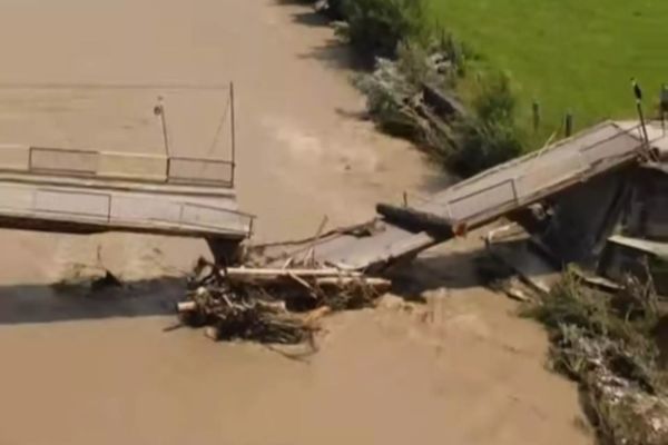 PUTEREA IGNORĂ SINISTRAȚII: NICUȘOR SE ÎNCHIDE ÎN BIROU, GEORGESCU ȘI SIMION MERG ÎN TEREN