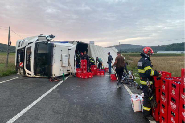 CAMION CU 24 DE TONE DE BERE RĂSTURNAT PE DN 28B. TRAFIC BLOCAT ÎNTRE BOTOȘANI ȘI HÂRLĂU 