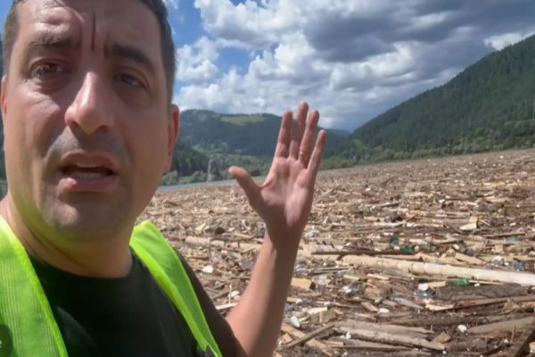 GEORGE SIMION, ATAC DUR LA ADRESA MINISTRULUI REZIST AL MEDIULUI: ”S-A DUS DEGEABA LA SINISTRAȚI. E PLIN DE MORTĂCIUNI, FĂ CEVA” 